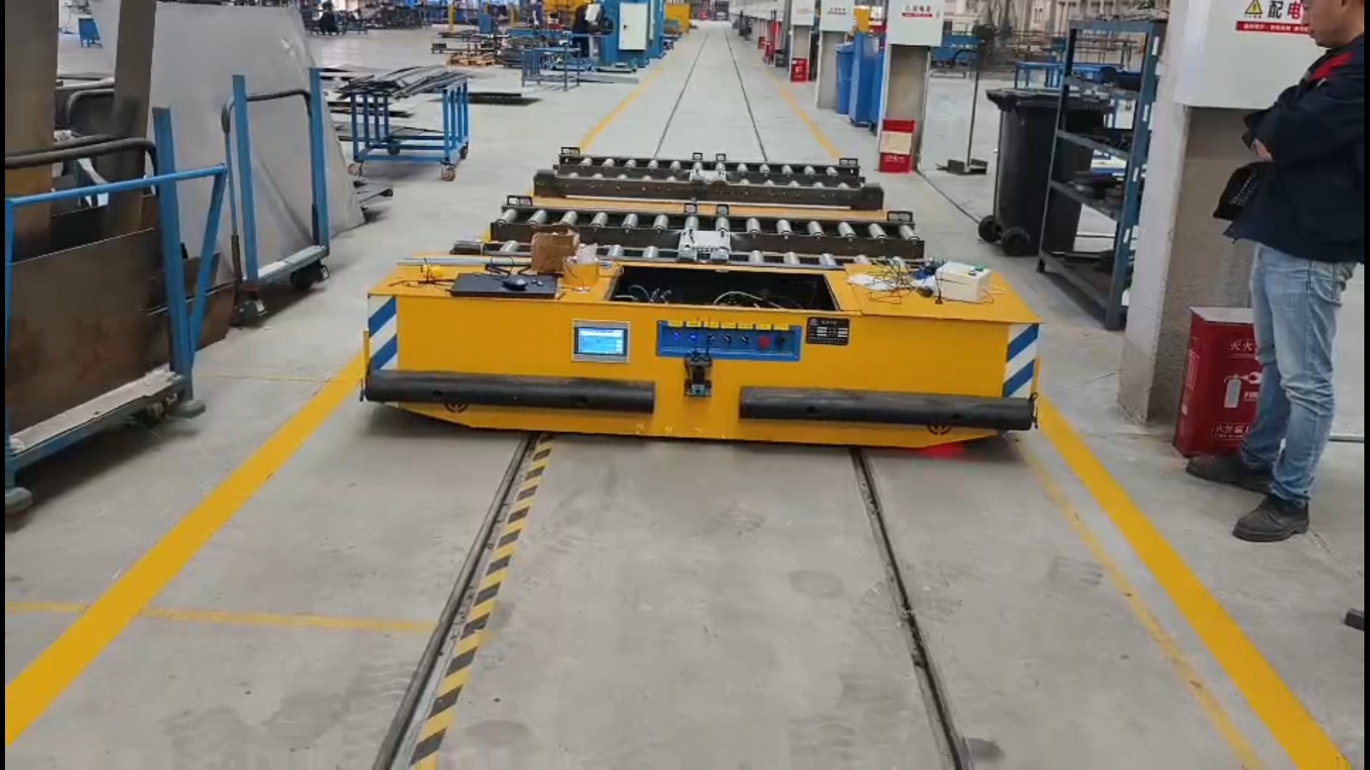 岳陽某機械制造企業訂購的三臺電動平車順利交付 RGV智能軌道車調試現場