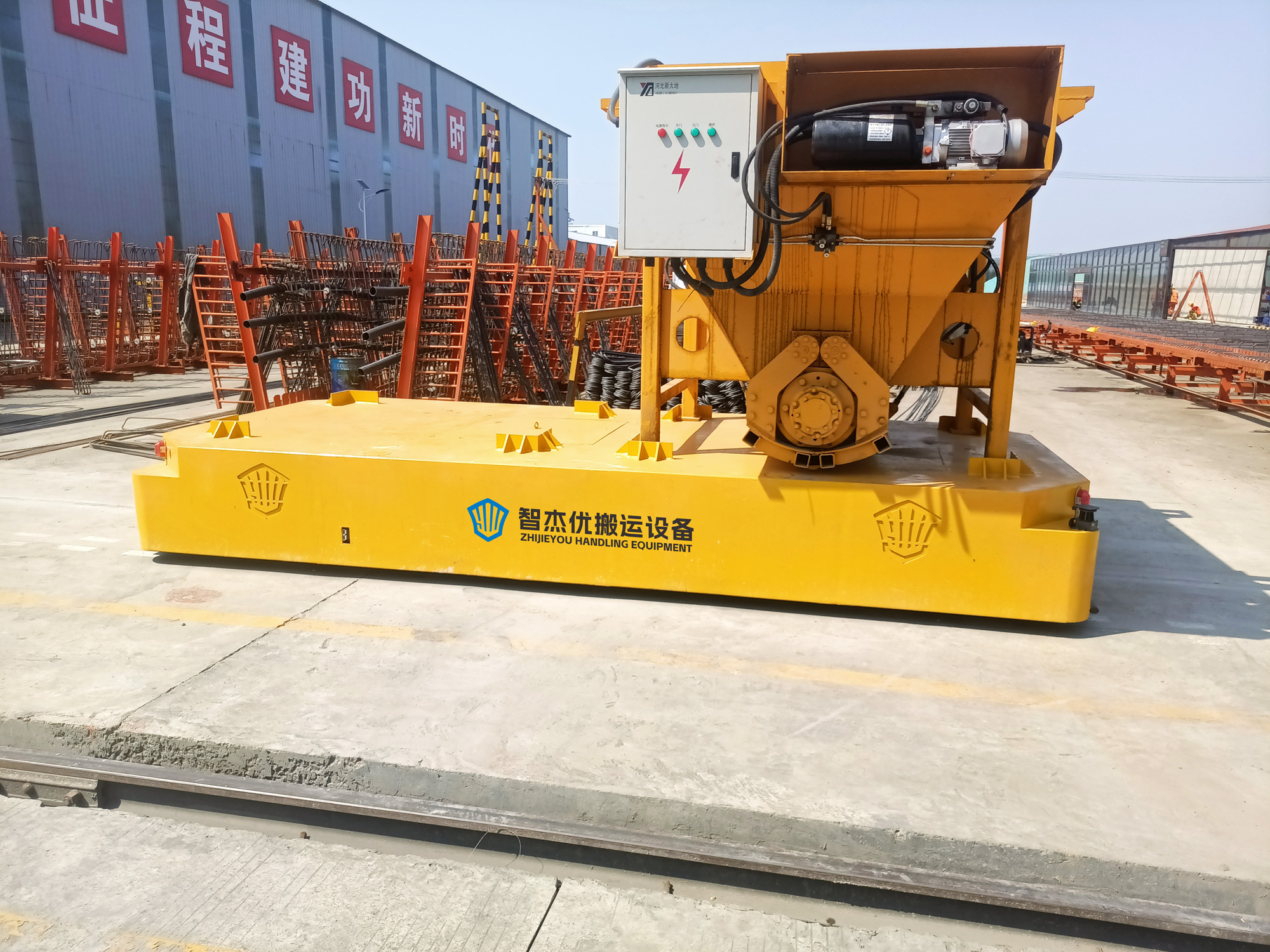 河北某大型機電制造企業定制AGV磁條導航搬運車投入使用